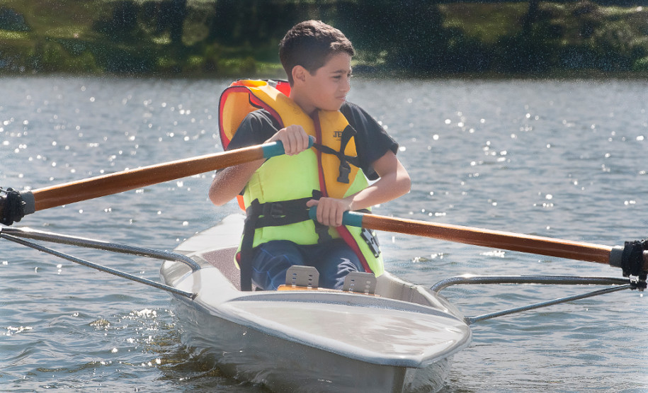 Remo é opção de atividade no contraturno para alunos do 6º e 7º anos do Colégio Estadual Luiza Ross, no Parque Náutico do Iguaçu, em Curitiba.
