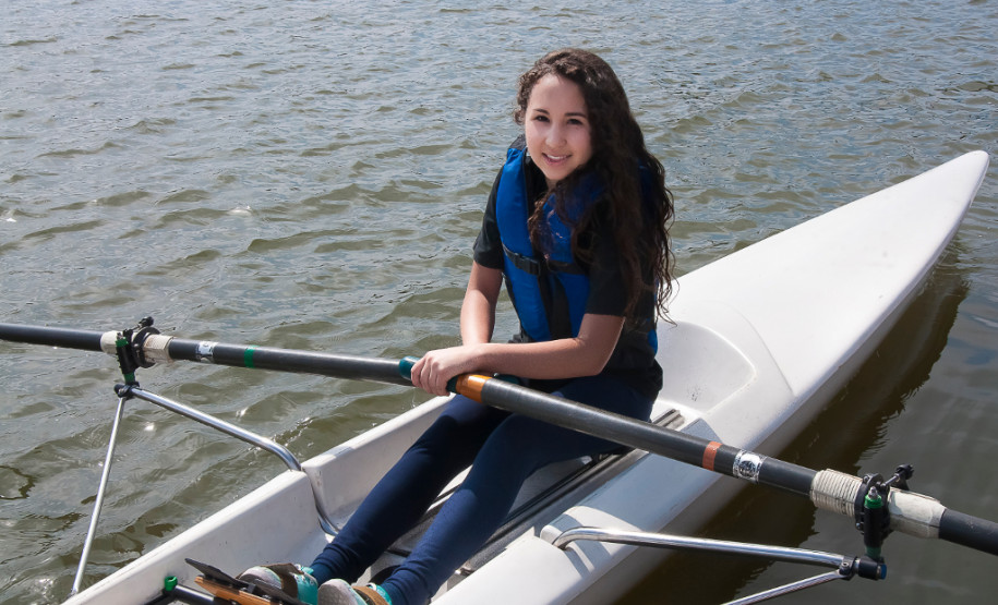 Remo é opção de atividade no contraturno para alunos do 6º e 7º anos do Colégio Estadual Luiza Ross, no Parque Náutico do Iguaçu, em Curitiba. Na foto, Emanuely Dias de Almeida.
