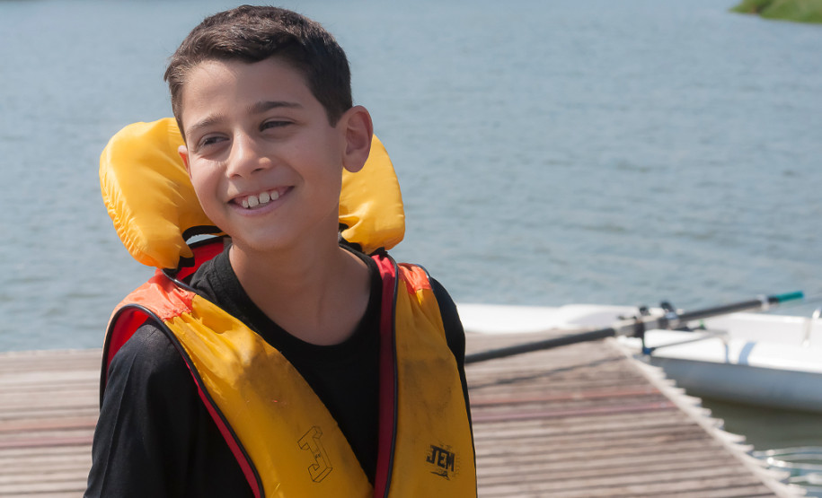 Remo é opção de atividade no contraturno para alunos do 6º e 7º anos do Colégio Estadual Luiza Ross, no Parque Náutico do Iguaçu, em Curitiba. Na foto, Reinaldo Penhalves.