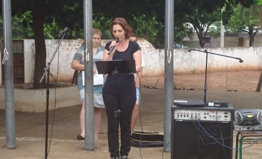 Festival da Cidadania, realizado no ano passado no Colégio Estadual Nestor Victor, em Pérola. Na foto, a professora Deolinda Cornicelli Buosi.