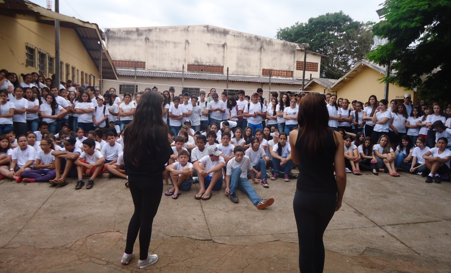 Festival da Cidadania, realizado no ano passado no Colégio Estadual Nestor Victor, em Pérola. Na foto alunas declamam "Só de Sacanagem", da cantora Ana Carolina.