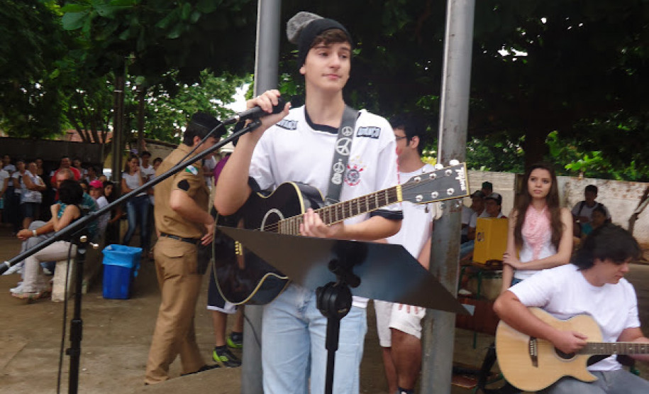 Festival da Cidadania, realizado no ano passado no Colégio Estadual Nestor Victor, em Pérola. Na foto, apresentação música e cidadania.