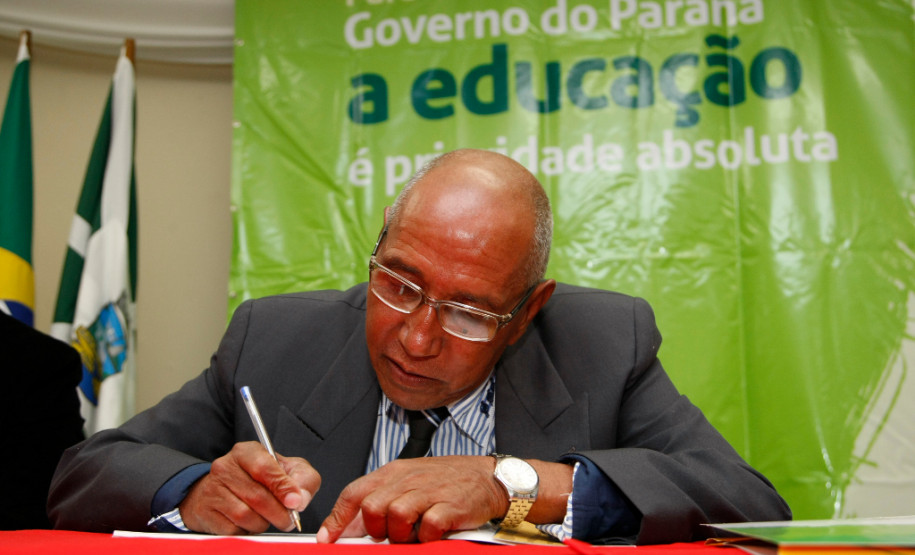 Sessão de autógrafos do livro “Os sonhos viram realidade”, do alfabetizador João de Oliveira, 67 anos. Seminário Estadual de Educação de Jovens e Adultos e Alfabetização.
