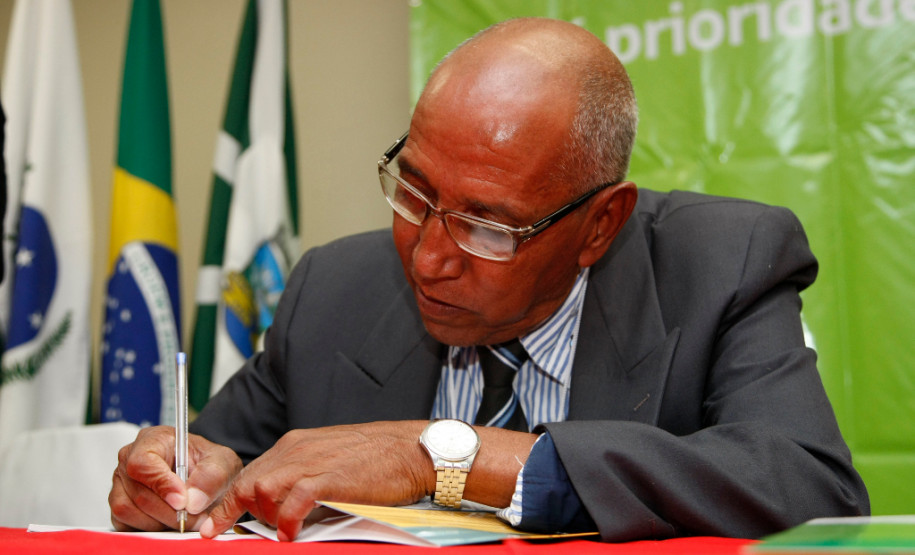 Sessão de autógrafos do livro “Os sonhos viram realidade”, do alfabetizador João de Oliveira, 67 anos. Seminário Estadual de Educação de Jovens e Adultos e Alfabetização.