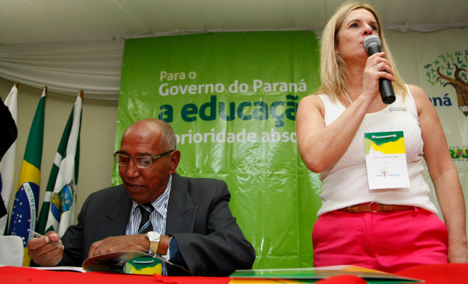 Sessão de autógrafos do livro “Os sonhos viram realidade”, do alfabetizador João de Oliveira, 67 anos. Seminário Estadual de Educação de Jovens e Adultos e Alfabetização.