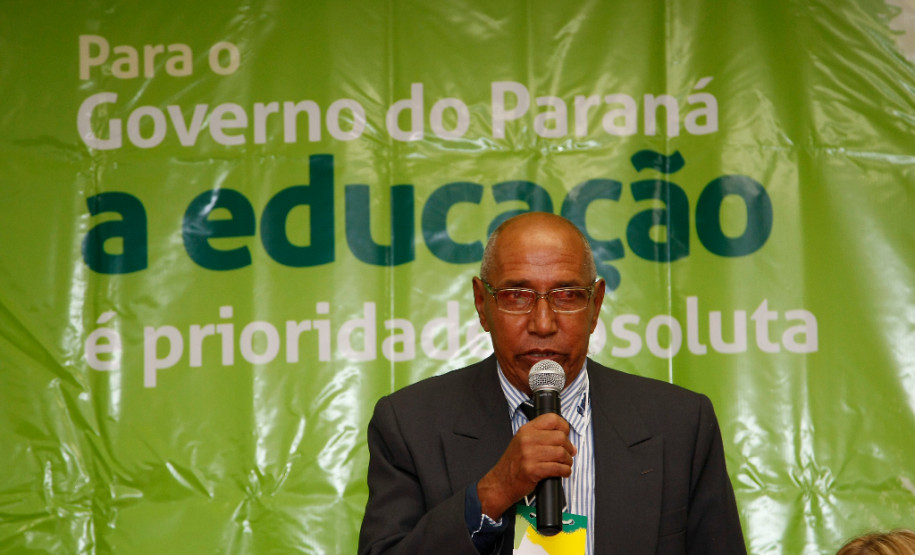 Sessão de autógrafos do livro “Os sonhos viram realidade”, do alfabetizador João de Oliveira, 67 anos. Seminário Estadual de Educação de Jovens e Adultos e Alfabetização.