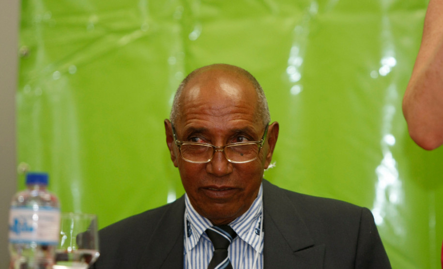 Sessão de autógrafos do livro “Os sonhos viram realidade”, do alfabetizador João de Oliveira, 67 anos. Seminário Estadual de Educação de Jovens e Adultos e Alfabetização.