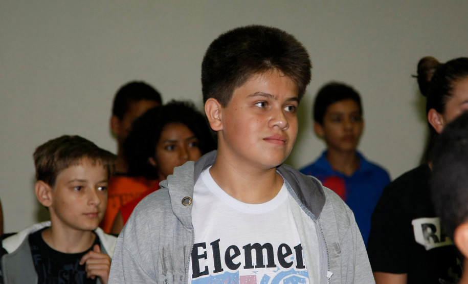 Delegação paranaense se prepara para a IV Conferência Nacional Infantojuvenil pelo Meio Ambiente (CNIJMA), que será realizada em Brasília, na foto o aluno Lucas dos Santos. 22-11-13.