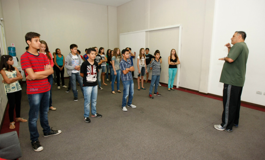 Delegação paranaense se prepara para a IV Conferência Nacional Infantojuvenil pelo Meio Ambiente (CNIJMA), que será realizada em Brasília. 22-11-13.