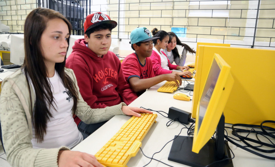 Programa Nacional de Informática na Educação (ProInfo), Colégio Estadual Hasdrubal Bellegard, em Curitiba. 20/11/2013. Na foto, os alunos Amanda de Paula Visote, 15 anos e Lucas Tadeu Gouveia Rosa, 14 anos.