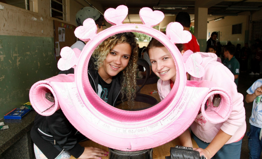 Colégio Estadual Professora Ana Maria Vernick Kava, Araucária, projeto com reciclagem de pneus. Raisa Lorena Norberto e Andresa Maria Wojeikevicz. 22-11-13.