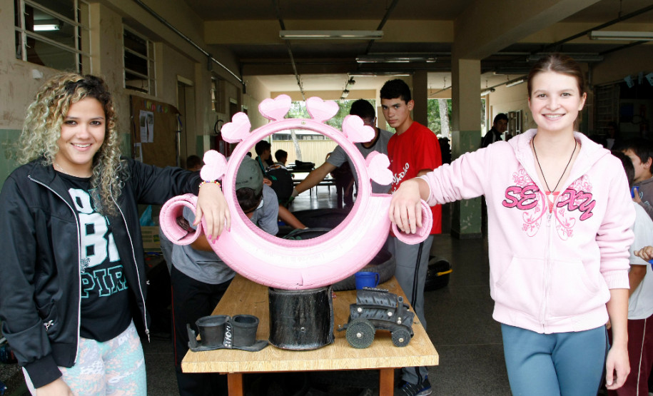 Colégio Estadual Professora Ana Maria Vernick Kava, Araucária, projeto com reciclagem de pneus. Raisa Lorena Norberto e Andresa Maria Wojeikevicz. 22-11-13.