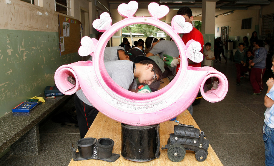 Colégio Estadual Professora Ana Maria Vernick Kava, Araucária, projeto com reciclagem de pneus. 22-11-13.