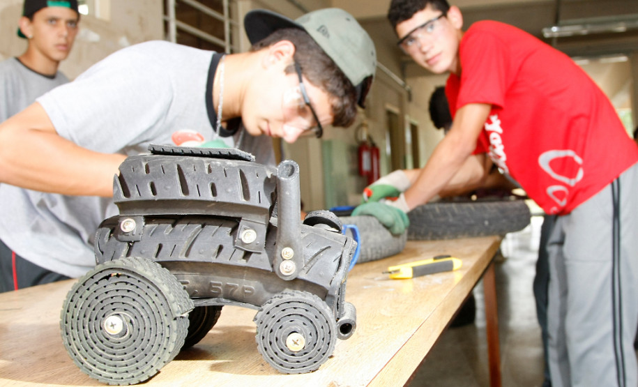 Colégio Estadual Professora Ana Maria Vernick Kava, Araucária, projeto com reciclagem de pneus. 22-11-13.
