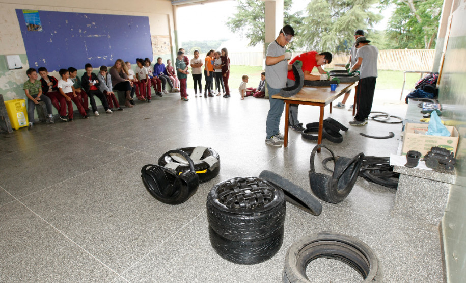 Colégio Estadual Professora Ana Maria Vernick Kava, Araucária, projeto com reciclagem de pneus. 22-11-13.