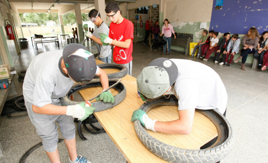 Colégio Estadual Professora Ana Maria Vernick Kava, Araucária, projeto com reciclagem de pneus. 22-11-13.