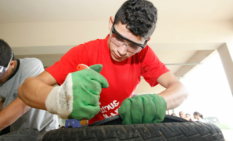 Colégio Estadual Professora Ana Maria Vernick Kava, Araucária, projeto com reciclagem de pneus. 22-11-13.