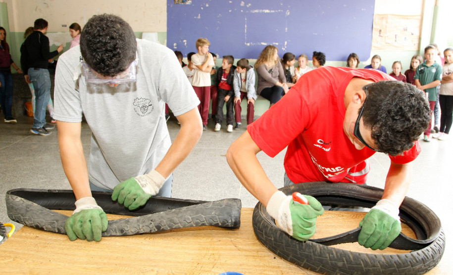 Colégio Estadual Professora Ana Maria Vernick Kava, Araucária, projeto com reciclagem de pneus. 22-11-13.