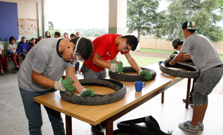 Colégio Estadual Professora Ana Maria Vernick Kava, Araucária, projeto com reciclagem de pneus. 22-11-13.