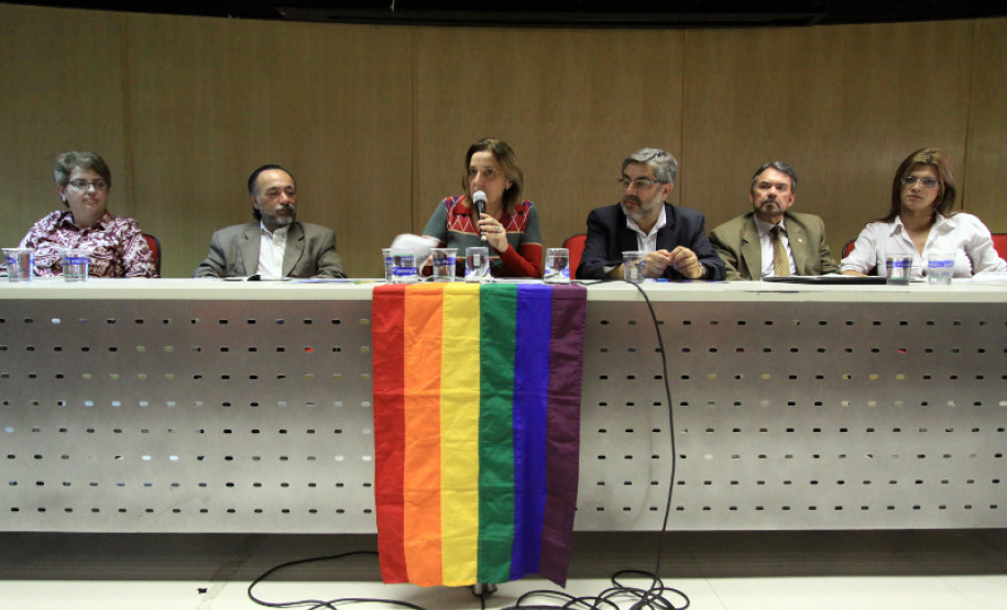 O Governo do Paraná lançou, nesta segunda-feira (25), em Curitiba, o Plano Estadual de Políticas Públicas para a Promoção e Defesa dos Direitos de Lésbicas, Gays, Bissexuais, Travestis e Transexuais (LGBT).