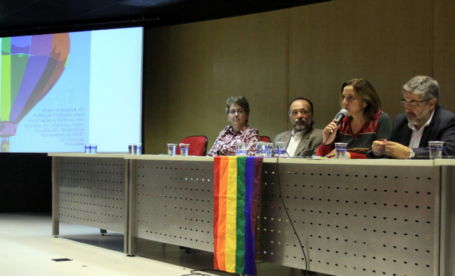 O Governo do Paraná lançou, nesta segunda-feira (25), em Curitiba, o Plano Estadual de Políticas Públicas para a Promoção e Defesa dos Direitos de Lésbicas, Gays, Bissexuais, Travestis e Transexuais (LGBT).