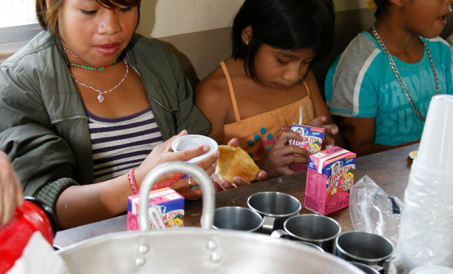 Uma vez por semana a Escola Estadual Indígena Pindoty, na ilha da Cotinga, em Paranaguá, recebe tubérculos, verduras, frutas e geleia da agricultura familiar. Com os produtos, a escola acrescentou receitas indígenas ao cardápio da merenda e tornou a alimentação dos alunos mais próxima aos costumes alimentares da comunidade guarani.