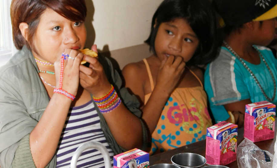 Uma vez por semana a Escola Estadual Indígena Pindoty, na ilha da Cotinga, em Paranaguá, recebe tubérculos, verduras, frutas e geleia da agricultura familiar. Com os produtos, a escola acrescentou receitas indígenas ao cardápio da merenda e tornou a alimentação dos alunos mais próxima aos costumes alimentares da comunidade guarani.