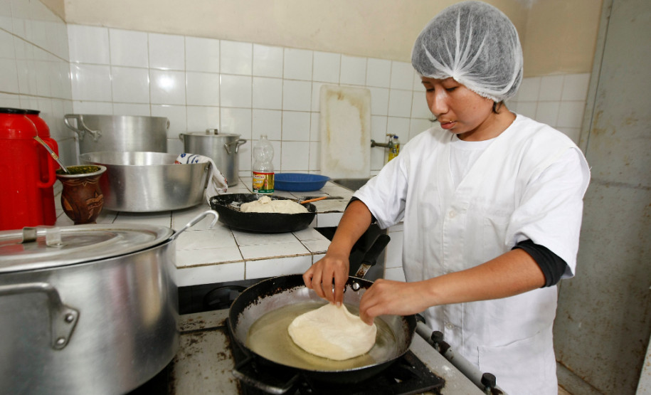Uma vez por semana a Escola Estadual Indígena Pindoty, na ilha da Cotinga, em Paranaguá, recebe tubérculos, verduras, frutas e geleia da agricultura familiar. Com os produtos, a escola acrescentou receitas indígenas ao cardápio da merenda e tornou a alimentação dos alunos mais próxima aos costumes alimentares da comunidade guarani.