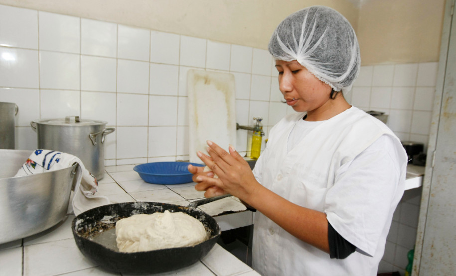 Uma vez por semana a Escola Estadual Indígena Pindoty, na ilha da Cotinga, em Paranaguá, recebe tubérculos, verduras, frutas e geleia da agricultura familiar. Com os produtos, a escola acrescentou receitas indígenas ao cardápio da merenda e tornou a alimentação dos alunos mais próxima aos costumes alimentares da comunidade guarani.