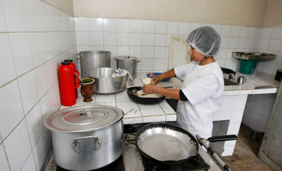 Uma vez por semana a Escola Estadual Indígena Pindoty, na ilha da Cotinga, em Paranaguá, recebe tubérculos, verduras, frutas e geleia da agricultura familiar. Com os produtos, a escola acrescentou receitas indígenas ao cardápio da merenda e tornou a alimentação dos alunos mais próxima aos costumes alimentares da comunidade guarani.