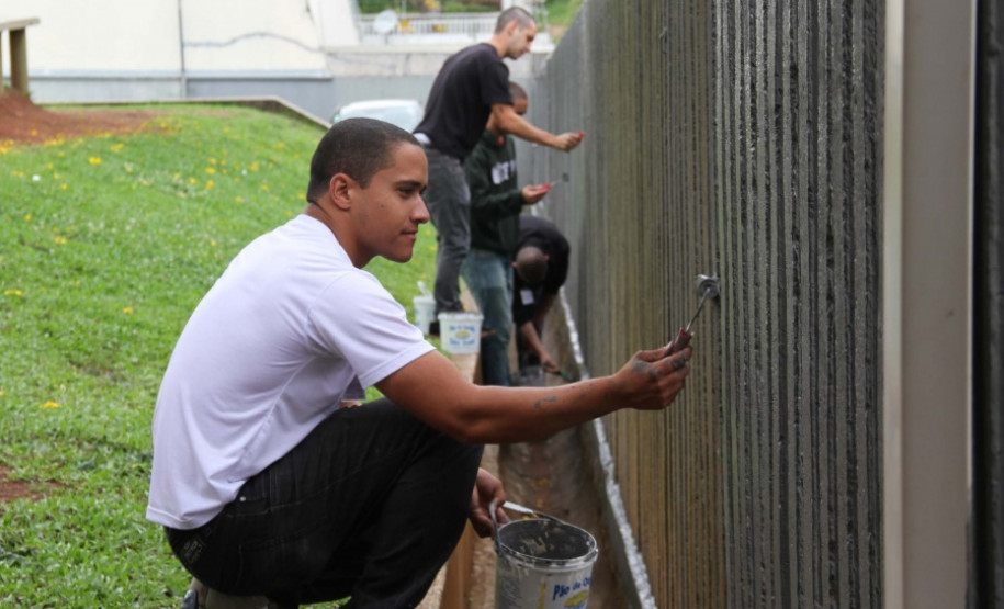 Alunos do Curso de Formação de Soldados realizaram atividades de revitalização no Colégio Estadual São Paulo Apóstolo, em Curitiba.