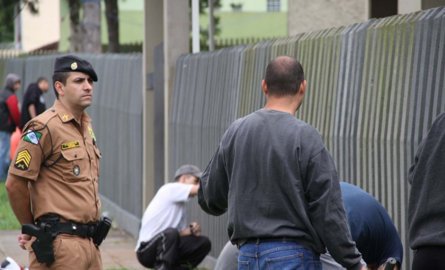 Alunos do Curso de Formação de Soldados realizaram atividades de revitalização no Colégio Estadual São Paulo Apóstolo, em Curitiba.