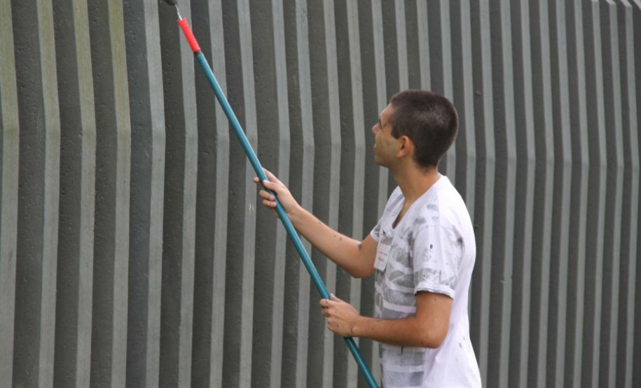 Alunos do Curso de Formação de Soldados realizaram atividades de revitalização no Colégio Estadual São Paulo Apóstolo, em Curitiba.