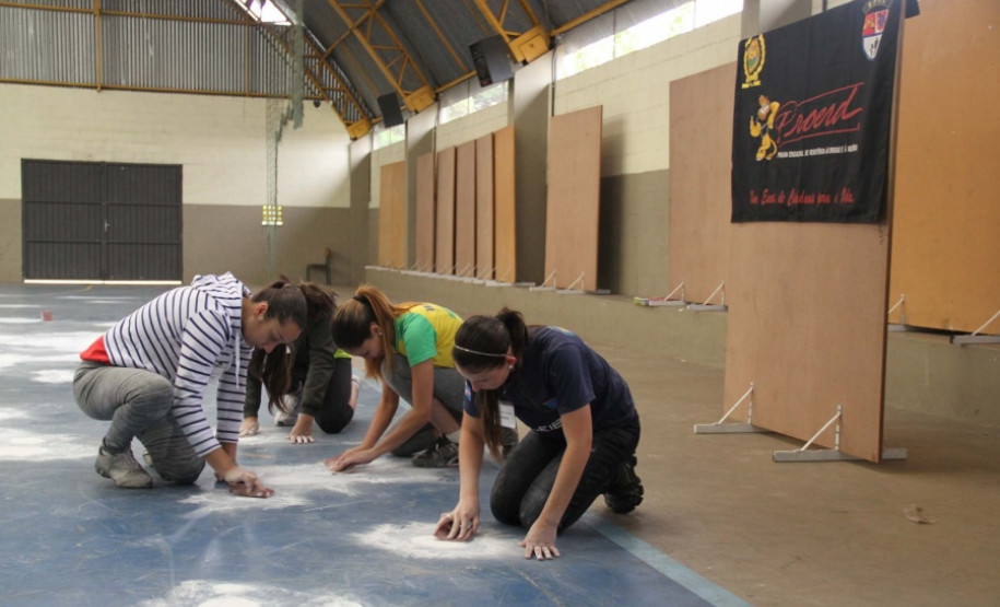 Alunos do Curso de Formação de Soldados realizaram atividades de revitalização no Colégio Estadual São Paulo Apóstolo, em Curitiba.
