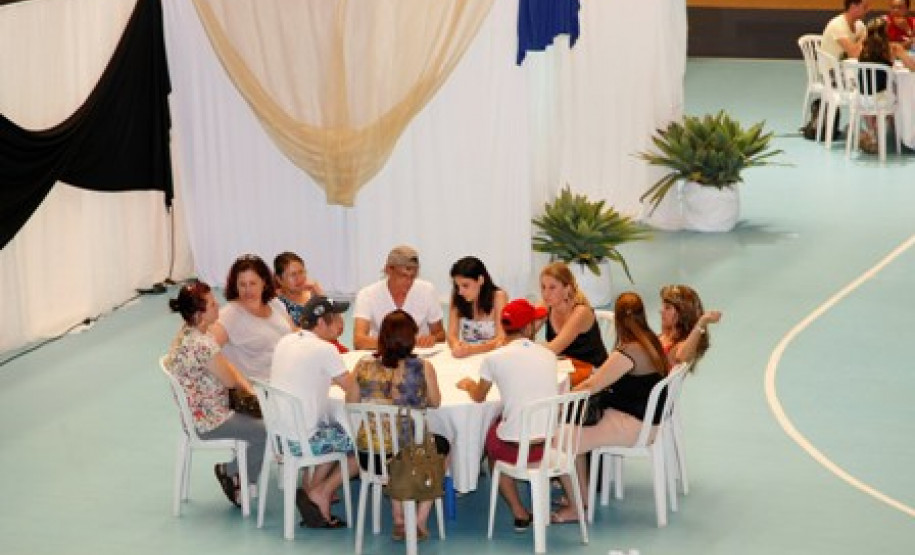 Cerca de 300 pessoas participam do 1º Seminário Estadual das Relações de Gênero e Diversidade Sexual e 4º Encontro Estadual de Educação LGBT (lésbicas, gays, bissexuais e transexuais), promovidos pela Secretaria de Estado da Educação em Pontal do Paraná. Os eventos, que vão até sexta-feira (29), servem para discutir o papel da educação para combater a discriminação e o preconceito dessa população que podem acontecer nas escolas.