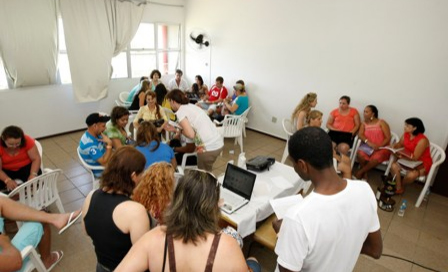 Cerca de 300 pessoas participam do 1º Seminário Estadual das Relações de Gênero e Diversidade Sexual e 4º Encontro Estadual de Educação LGBT (lésbicas, gays, bissexuais e transexuais), promovidos pela Secretaria de Estado da Educação em Pontal do Paraná. Os eventos, que vão até sexta-feira (29), servem para discutir o papel da educação para combater a discriminação e o preconceito dessa população que podem acontecer nas escolas.