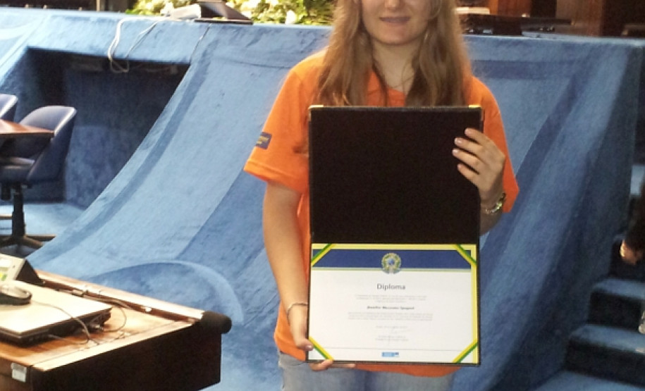 Estudante de 15 anos foi a 3ª colocada no concurso Jovem Senador. Sugestões da paranaense podem ser convertidas em projetos de lei.