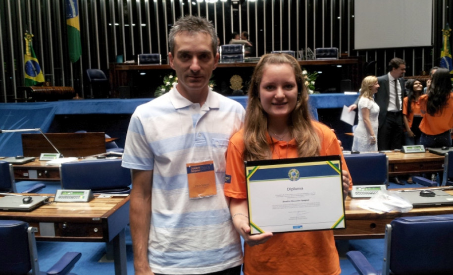 Estudante de 15 anos foi a 3ª colocada no concurso Jovem Senador. Sugestões da paranaense podem ser convertidas em projetos de lei.