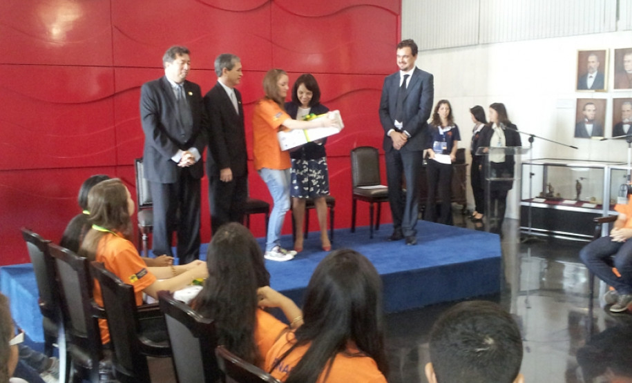 Estudante de 15 anos foi a 3ª colocada no concurso Jovem Senador. Sugestões da paranaense podem ser convertidas em projetos de lei.