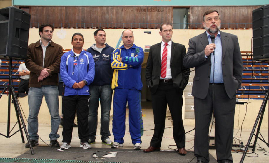 Arns participa de lançamento de Projeto Miniatletismo Arns participa de lançamento de Projeto Miniatletismo