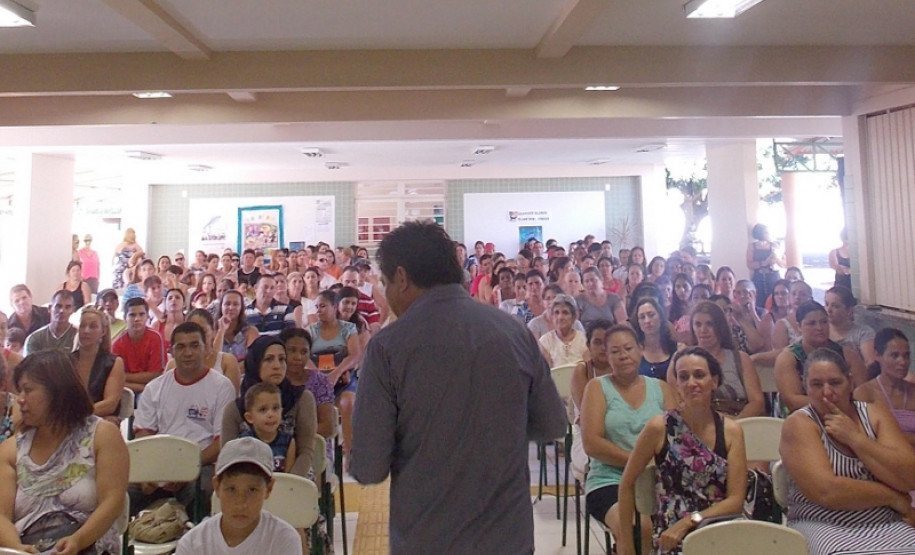Presidente da APMF, prestando conta em reunião de pais.
