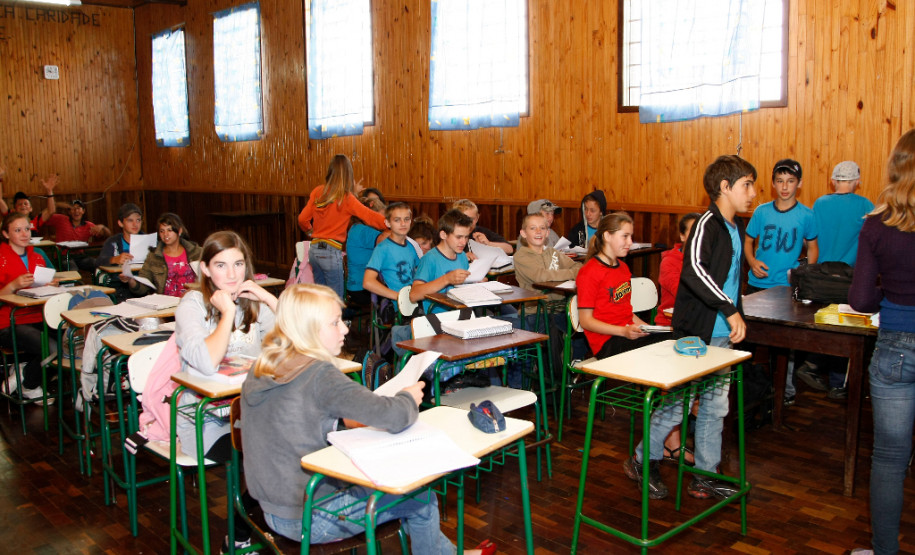 Pais de alunos que estão saindo da rede municipal para a estadual ou que vão passar para o ensino médio devem ir assinar matrícula nesta semana. Na foto, o Colégio Estadual do Campo Professor Estanislau Wrublewski, em Cruz Machado. 13-11-13