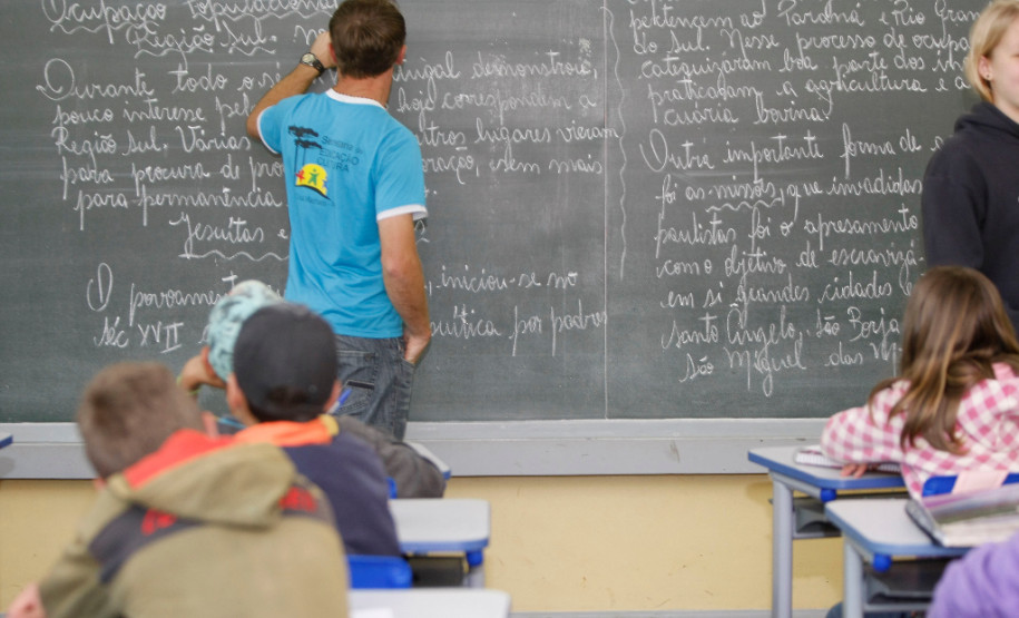 Pais de alunos que estão saindo da rede municipal para a estadual ou que vão passar para o ensino médio devem ir assinar matrícula nesta semana. Na foto, o Colégio Estadual do Campo Professor Estanislau Wrublewski, em Cruz Machado. 13-11-13