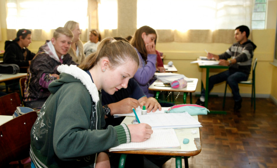Pais de alunos que estão saindo da rede municipal para a estadual ou que vão passar para o ensino médio devem ir assinar matrícula nesta semana. Na foto, o Colégio Estadual do Campo Professor Estanislau Wrublewski, em Cruz Machado. 13-11-13