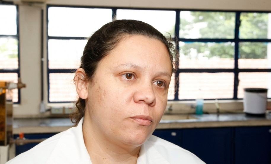 CEEP Curitiba - Centro Estadual de Educação Profissional de Curitiba, novos equipamentos para os laboratórios, Andrea Figueredo Arantes. 26-11-13.