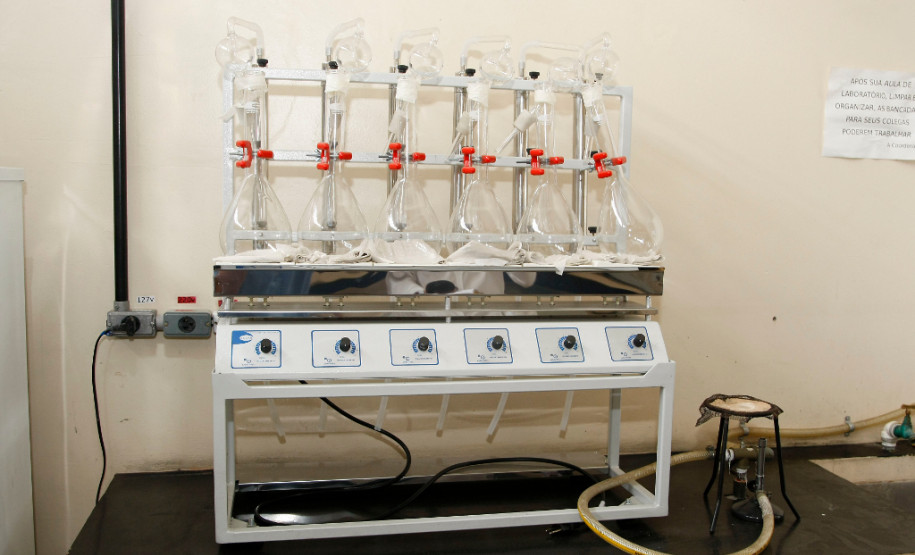 CEEP Curitiba - Centro Estadual de Educação Profissional de Curitiba, novos equipamentos para os laboratórios. 26-11-13.