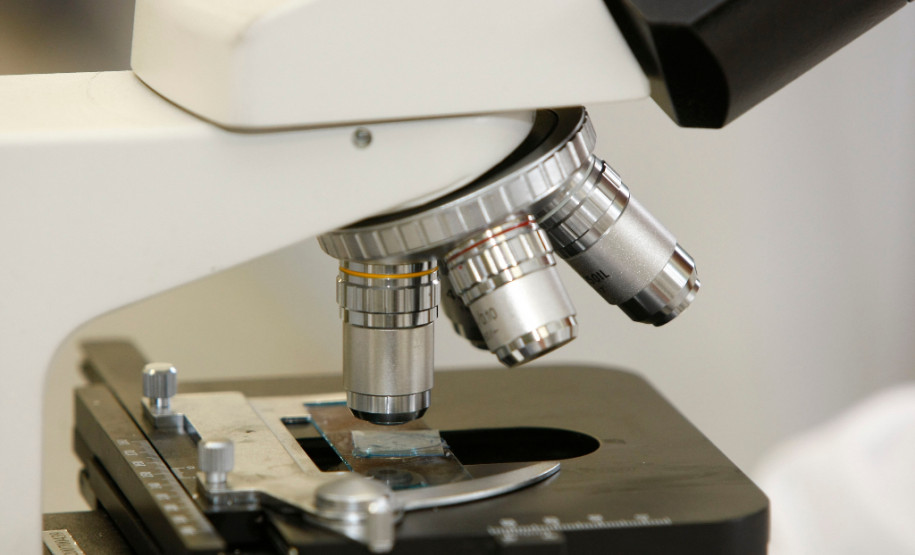 CEEP Curitiba - Centro Estadual de Educação Profissional de Curitiba, novos equipamentos para os laboratórios. 26-11-13.