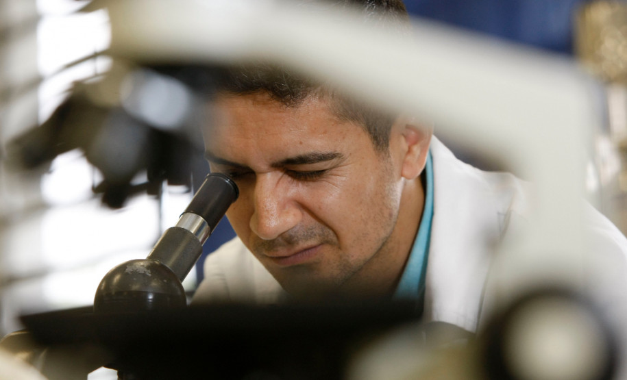 CEEP Curitiba - Centro Estadual de Educação Profissional de Curitiba, novos equipamentos para os laboratórios, aluno Claudemir de França. 26-11-13.