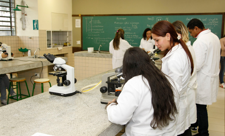 CEEP Curitiba - Centro Estadual de Educação Profissional de Curitiba, novos equipamentos para os laboratórios. 26-11-13.