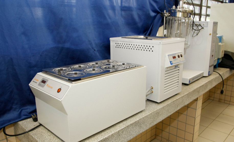 CEEP Curitiba - Centro Estadual de Educação Profissional de Curitiba, novos equipamentos para os laboratórios. 26-11-13.